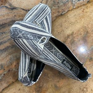 3/$15 Mad Love Flats Sz 8